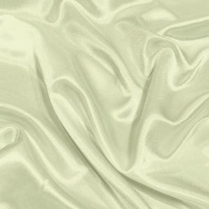 Puede incluir: Una tela de satén lisa de color verde pálido con una textura suave y fluida. La tela está drapeada y doblada, creando un aspecto lujoso y elegante.