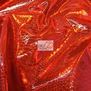 Pu&ograve; includere: Tessuto rosso iridescente con un motivo a pelle di serpente. Il tessuto &egrave; lucido e ha una superficie testurizzata.
