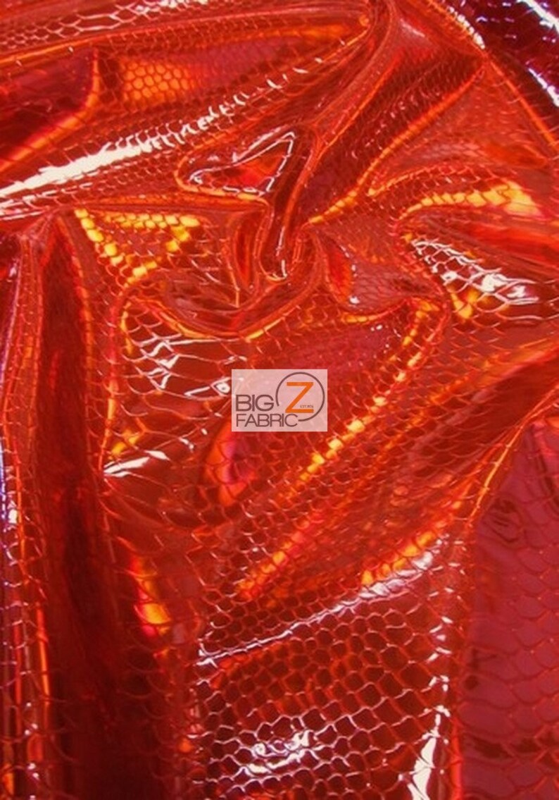 Pu&ograve; includere: Tessuto rosso iridescente con un motivo a pelle di serpente. Il tessuto &egrave; lucido e ha una superficie testurizzata.