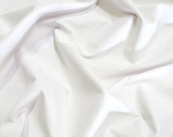 Tejido de sarga de algodón y poliéster reversible, liso, formal, color BLANCO. Se vende cortado a medida. Abrigos, chaquetas, faldas, pantalones, ropa de trabajo.