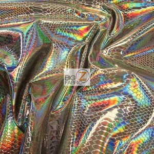 Pu&ograve; includere: Primo piano di un tessuto olografico iridescente con un motivo a pelle di serpente. Il tessuto ha un riflesso arcobaleno con sfumature di blu, verde, rosso e oro.