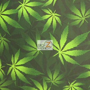 Puede incluir: Tela verde con un patr&oacute;n repetido de hojas de marihuana. Las hojas son de color verde claro con un contorno verde oscuro.