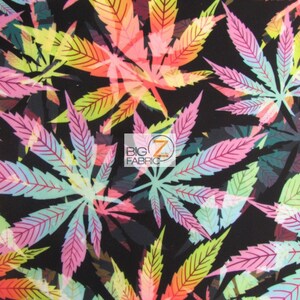 Puede incluir: Una tela negra con un estampado de hojas de marihuana de colores. Las hojas son en tonos de rosa, verde, amarillo y naranja.