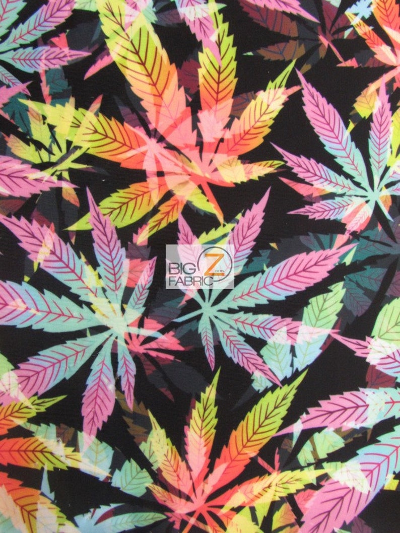 Puede incluir: Una tela negra con un estampado de hojas de marihuana de colores. Las hojas son en tonos de rosa, verde, amarillo y naranja.