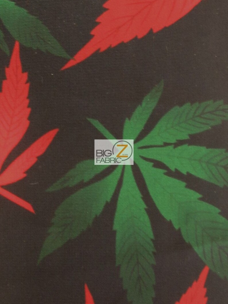Puede incluir: Tela negra con un patr&oacute;n repetido de hojas de marihuana rojas y verdes. La tela tiene una textura sutil. El texto "BIG Z FABRIC" es visible en el centro de la imagen.