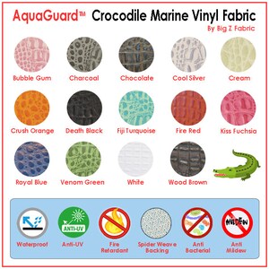 Op de afbeelding: Een tabel met 12 verschillende kleuren krokodil marine vinyl stof. De stof is getextureerd om eruit te zien als krokodillenleer. De kleuren zijn Bubble Gum, Charcoal, Chocolate, Cool Silver, Cream, Crush Orange, Death Black, Fiji Turquoise, Fire Red, Kiss Fuchsia, Royal Blue, Venom Green, White en Wood Brown. De tabel toont ook pictogrammen voor waterdicht, anti-UV, brandvertragend, spinnenwebrug, antibacterieel en schimmelwerend.