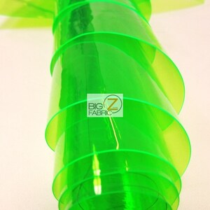 Puede incluir: Un rollo de material pl&aacute;stico transl&uacute;cido verde brillante. El material est&aacute; enrollado en espiral, revelando capas del material. El logotipo "BIG Z FABRIC" es visible en la imagen.