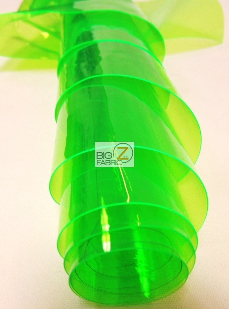Puede incluir: Un rollo de material pl&aacute;stico transl&uacute;cido verde brillante. El material est&aacute; enrollado en espiral, revelando capas del material. El logotipo "BIG Z FABRIC" es visible en la imagen.