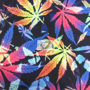 Puede incluir: Una tela colorida con un patr&oacute;n repetido de hojas de marihuana. Las hojas son en tonos de rojo, naranja, amarillo, verde, azul y morado sobre un fondo negro.