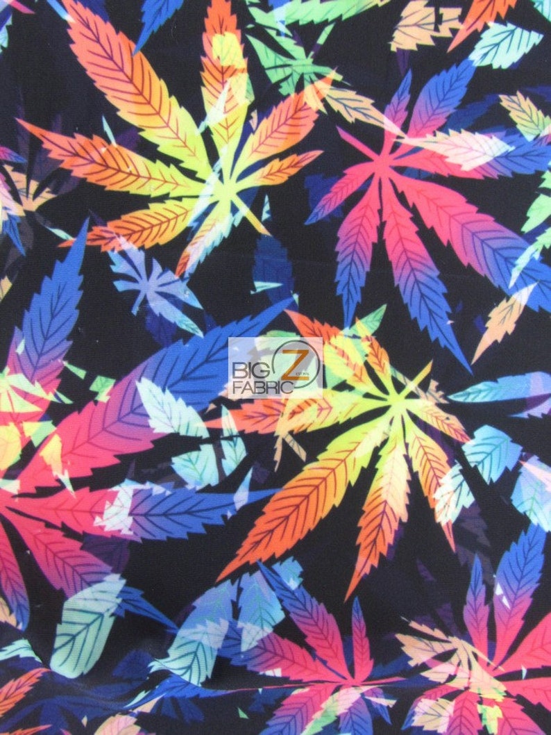 Puede incluir: Una tela colorida con un patr&oacute;n repetido de hojas de marihuana. Las hojas son en tonos de rojo, naranja, amarillo, verde, azul y morado sobre un fondo negro.
