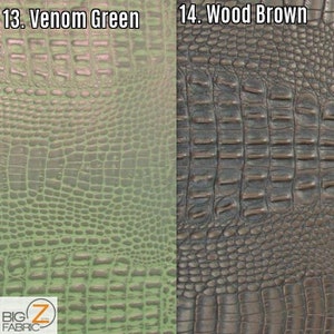Op de afbeelding: Twee stofstalen van kunstleer met een krokodilpatroon. De linker staal is groen en heet "Venom Green". De rechter staal is bruin en heet "Wood Brown".