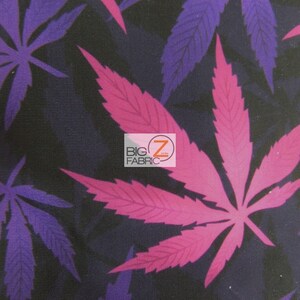 Puede incluir: Tela negra con un patr&oacute;n repetido de hojas de marihuana rosas y moradas. La tela tiene una textura sutil.