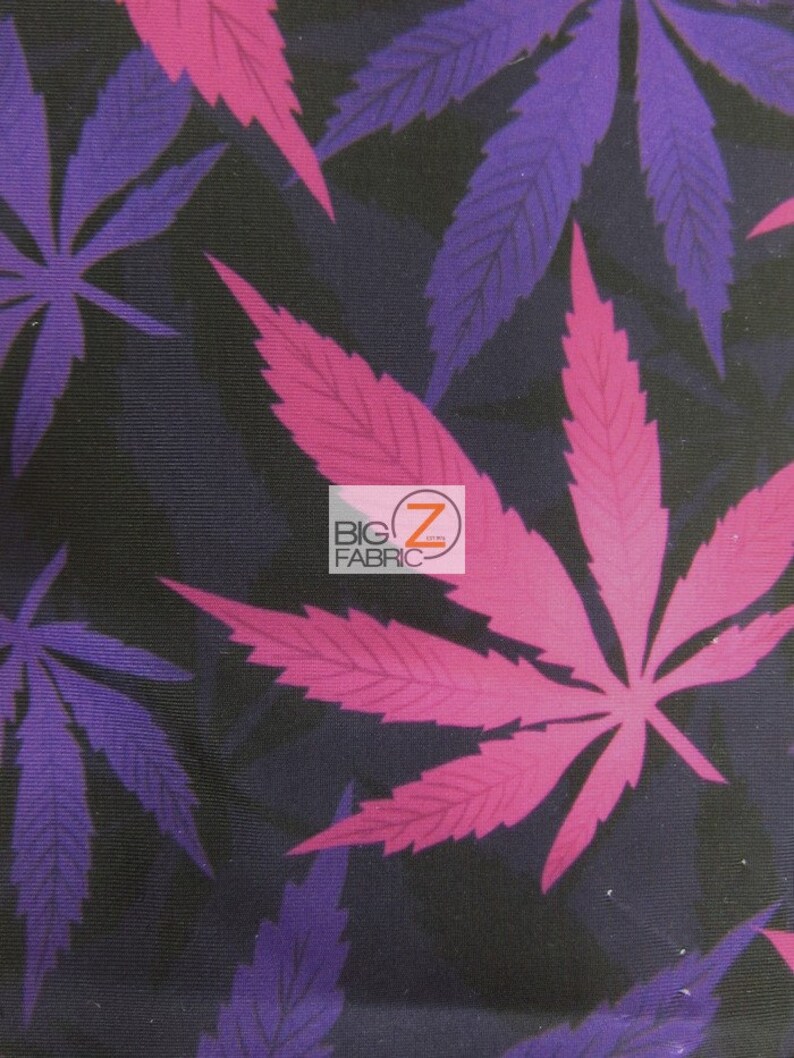 Puede incluir: Tela negra con un patr&oacute;n repetido de hojas de marihuana rosas y moradas. La tela tiene una textura sutil.