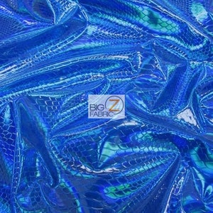 Pu&ograve; includere: Tessuto blu iridescente con un motivo a pelle di serpente. Il tessuto &egrave; lucido e ha un effetto olografico.