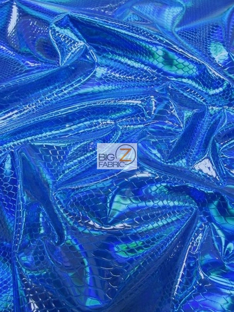 Pu&ograve; includere: Tessuto blu iridescente con un motivo a pelle di serpente. Il tessuto &egrave; lucido e ha un effetto olografico.
