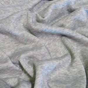 以下が含まれることがあります： グレーのテクスチャのある生地のクローズアップ。生地は柔らかく、わずかにしわくちゃになっています。