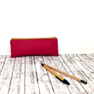 Astuccio in finta pelle fucsia, foderato in cotone