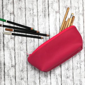 Astuccio in ecopelle fucsia, con fondo piatto