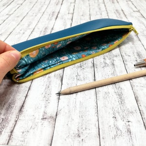 Astuccio in finta pelle colore ottanio, foderato in cotone