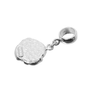 Pu&ograve; includere: Un charm in argento con una forma irregolare strutturata, collegato a un anello tramite una piccola catena. Il charm ha un motivo ondulato sul retro e la parola "STERLING" &egrave; stampata. Il charm &egrave; progettato per essere aggiunto a un braccialetto o una collana.