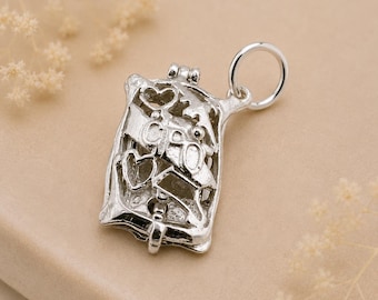 Colgante de plata de ley con forma de carta, ideal para bolsos o pulseras.