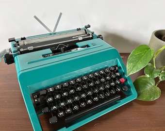 Working Typewriter - turquoise/teal Olivetti Studio 45 teal/bright green suitcase - QZERTY keyboard