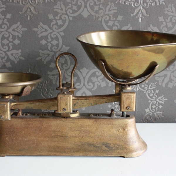Lovely vintage Balance Scale - Golden color - Iron cast and brass