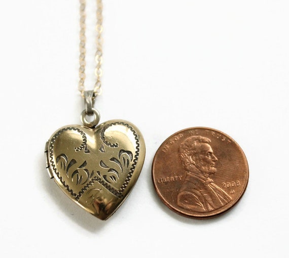 Vintage Heart Locket Necklace - Photo Keepsake Lo… - image 2