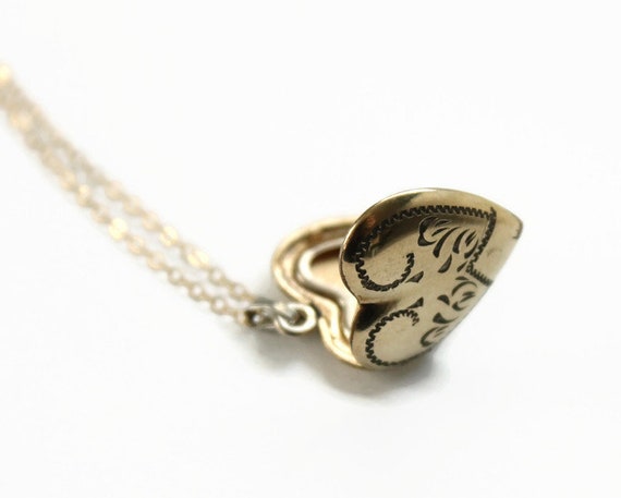 Vintage Heart Locket Necklace - Photo Keepsake Lo… - image 3