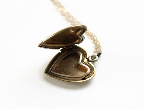 Vintage Heart Locket Necklace - Photo Keepsake Lo… - image 4