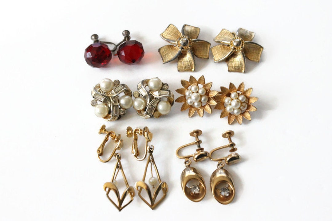 PAIRE DE CLIPS D'OREILLES GROSEILLES PERLES DE CULTURE, PAR RENÉ BOIVIN