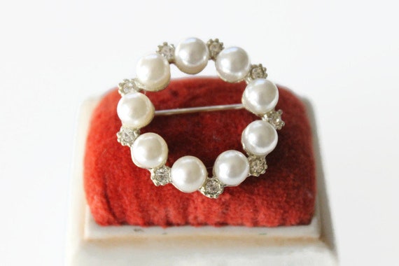 Vintage Round Pearl and Rhinestone Brooch - Silve… - image 2