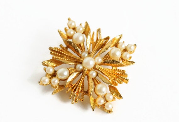 Broche Ancienne Dorée Avec Perles Imitation – Métal Doré
