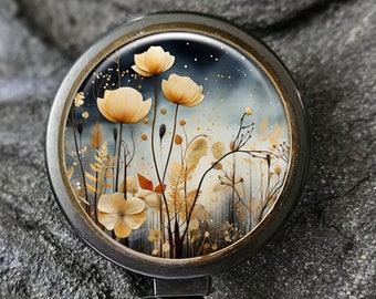 Könnte beinhalten: Schwarze Ausweisrolle mit bronzefarbener Lünette. Die Rolle zeigt ein Blumendesign mit cremefarbenen Blumen und einem dunkelblauen Hintergrund. Der Text "Liz Design 7" steht oben.