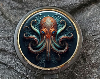 Könnte beinhalten: Schwarzer Badge-Rollenhalter mit goldener Einfassung und einem runden, blauen und goldenen Kraken-Design.