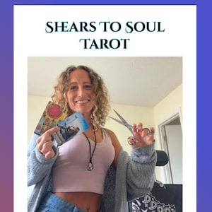 Puede incluir: Una baraja de tarot titulada SHEARS TO SOUL TAROT que muestra dos cartas en una mano, una con un diseño circular rojo y la otra con una ilustración azul, junto a unas tijeras de peluquería de metal plateado en la otra mano.