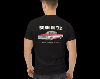 Nacido en el '72 — Camiseta vintage de camioneta de 1972 / Todavía en plena forma / Camiseta clásica de camioneta bicolor roja y blanca, estampado en la espalda con insignia en el pecho
