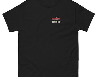 Nacido en el '72 — Camiseta vintage de camioneta de 1972 / Todavía en plena forma / Camiseta clásica de camioneta bicolor roja y blanca, estampado en la espalda con insignia en el pecho