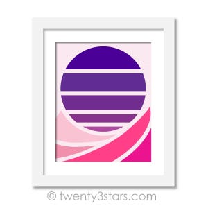 Puede incluir: Una impresi&oacute;n enmarcada con un dise&ntilde;o geom&eacute;trico que presenta una puesta de sol p&uacute;rpura y rosa con una cordillera rosa y blanca.