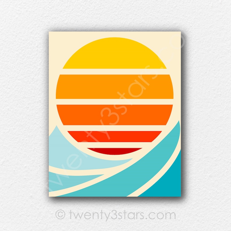 Puede incluir: Un gr&aacute;fico de puesta de sol de estilo retro con un gran sol naranja, amarillo y rojo sobre olas azules. El sol tiene cinco rayas horizontales en tonos de naranja y rojo.