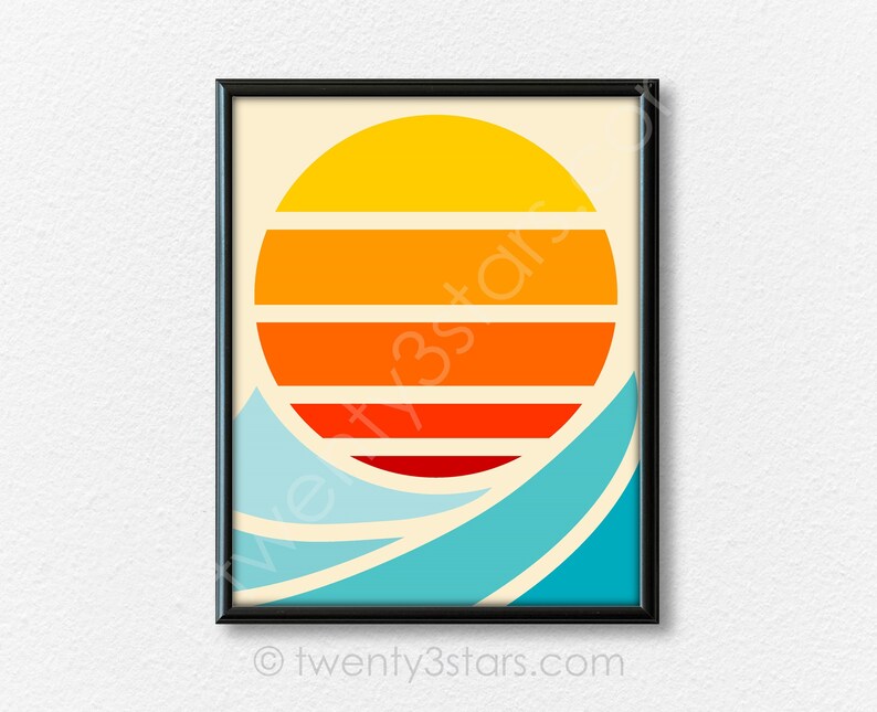 Puede incluir: Una impresi&oacute;n de puesta de sol de estilo retro con un sol amarillo, naranja y rojo sobre olas azules. El sol est&aacute; dividido en franjas horizontales de color.