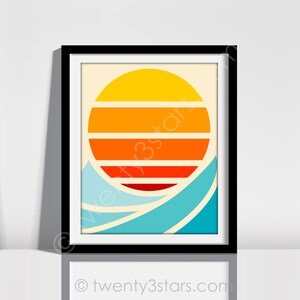 Puede incluir: Una impresi&oacute;n de estilo retro con un sol estilizado naranja, amarillo y rojo poni&eacute;ndose sobre olas azules. El sol es un c&iacute;rculo con rayas horizontales y las olas est&aacute;n estilizadas con l&iacute;neas curvas.