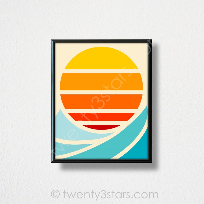 Puede incluir: Una impresi&oacute;n de puesta de sol de estilo retro con un sol amarillo, naranja y rojo sobre olas azules. La impresi&oacute;n est&aacute; enmarcada en un marco negro.