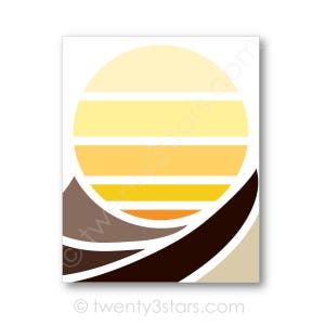 Puede incluir: Impresi&oacute;n de arte geom&eacute;trico abstracto con un gran sol amarillo con rayas naranjas y marrones sobre un fondo marr&oacute;n y beige.