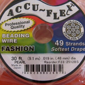 Puede incluir: Un carrete de hilo para abalorios Accu-Flex en color perla. La etiqueta especifica 49 hebras, 9,1 m de longitud y 0,48 mm de diámetro. Este hilo de acero inoxidable con revestimiento de color es de calidad profesional y hecho en Japón.