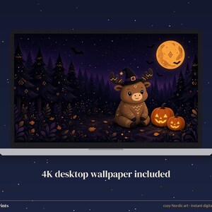 K&ouml;nnte beinhalten: Ein Laptop-Bildschirm mit einer digitalen Illustration eines braunen Elchs mit Hexenhut, der in einem dunklen Wald neben zwei leuchtenden K&uuml;rbissen unter einem Vollmond sitzt. Der Text 4K desktop wallpaper included ist darunter zu sehen.