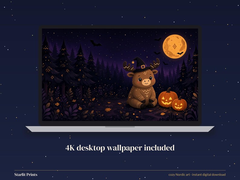 K&ouml;nnte beinhalten: Ein Laptop-Bildschirm mit einer digitalen Illustration eines braunen Elchs mit Hexenhut, der in einem dunklen Wald neben zwei leuchtenden K&uuml;rbissen unter einem Vollmond sitzt. Der Text 4K desktop wallpaper included ist darunter zu sehen.