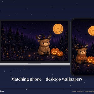 K&ouml;nnte beinhalten: Ein Laptop und ein Smartphone mit passenden digitalen Hintergrundbildern, die einen braunen Elch mit Hexenhut zeigen, der in einem dunklen Wald neben zwei K&uuml;rbislaternen unter einem Vollmond sitzt. Der Text lautet Matching phone + desktop wallpapers.