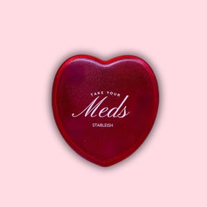 Mini boîte à pilules Take Your Meds | à pilules de voyage coeur rouge | Joli organiseur de pilules pour femme | Cadeau pour la santé mentale | Bas de Noël