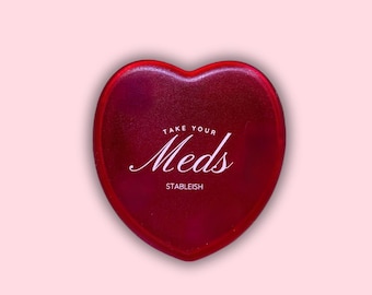 Mini pastillero Take Your Meds / Estuche de viaje para pastillas con corazón rojo / Lindo organizador de pastillas para mujeres / Regalo para la salud mental / Regalo ideal para rellenar calcetines navideños